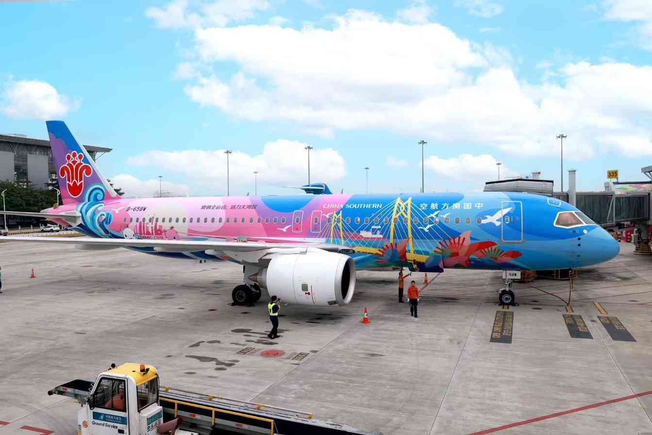 国内首架C919十五运会主题彩绘飞机首航(图1)