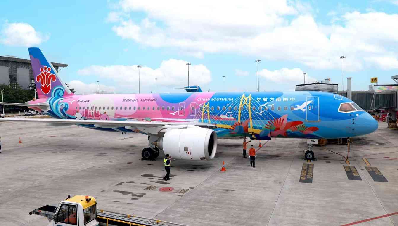 国内首架C919十五运会主题彩绘飞机首航 - 盛景通文旅