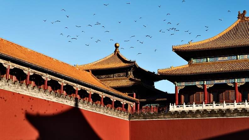 着奇异服装被劝离 衣着自由也要尊重文化传统 - 盛景通文旅