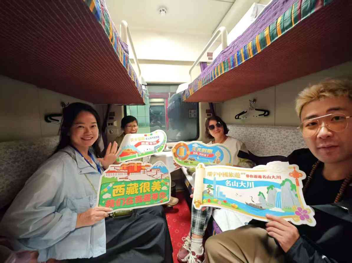 2025年青藏集团公司累计开行旅游列车129列(图1)