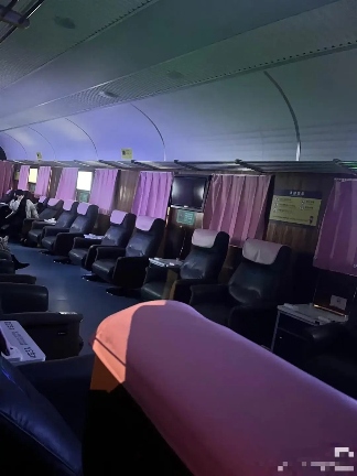 这个火车站用绿皮车提供免费住宿，还设有女性专用车厢！(图2)