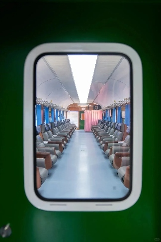 这个火车站用绿皮车提供免费住宿，还设有女性专用车厢！(图8)