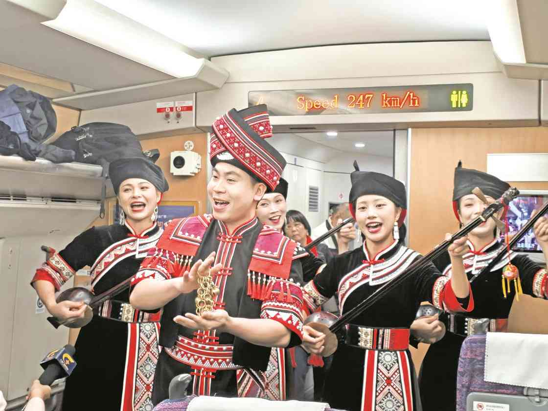 高铁飞驰 游客畅行八桂大地(图1) 高铁飞驰 游客畅行八桂大地(图1)