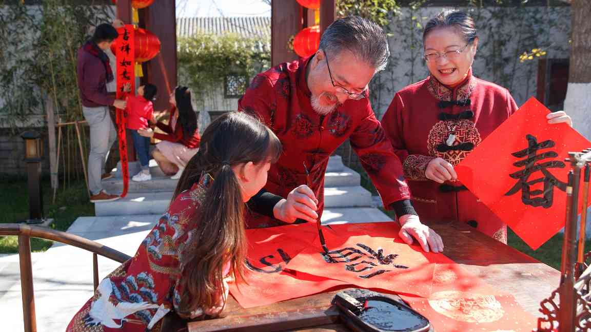 文化振兴：送春联拍全家福 浓墨重彩迎新年 - 盛景通文旅