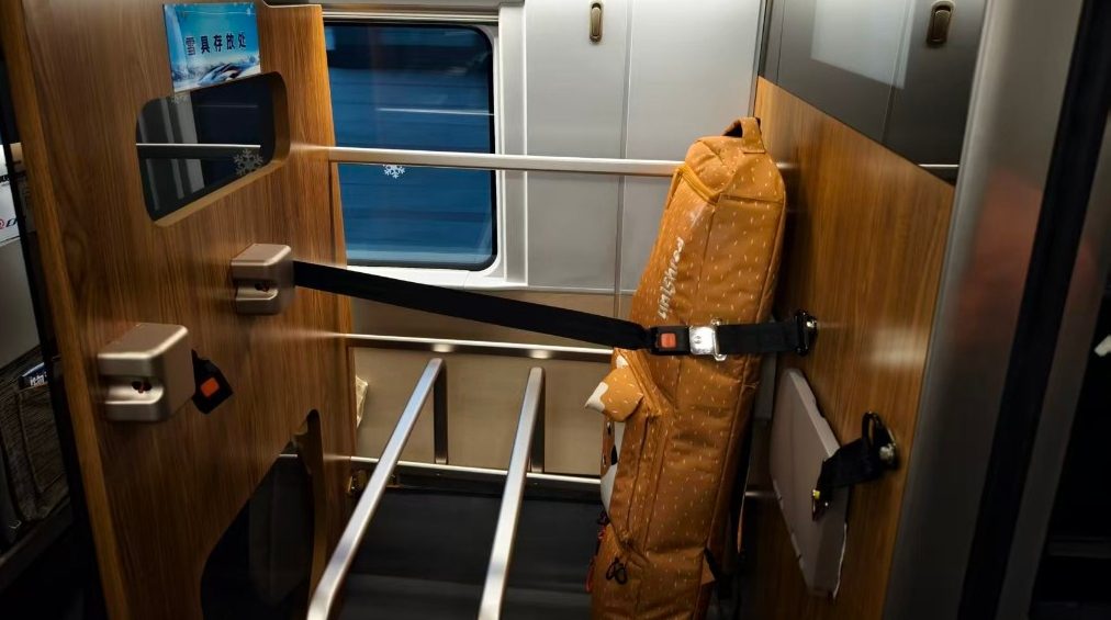 铁路部门在京张高铁8趟列车试点推出“雪具便利行”服务 - 盛景通文旅